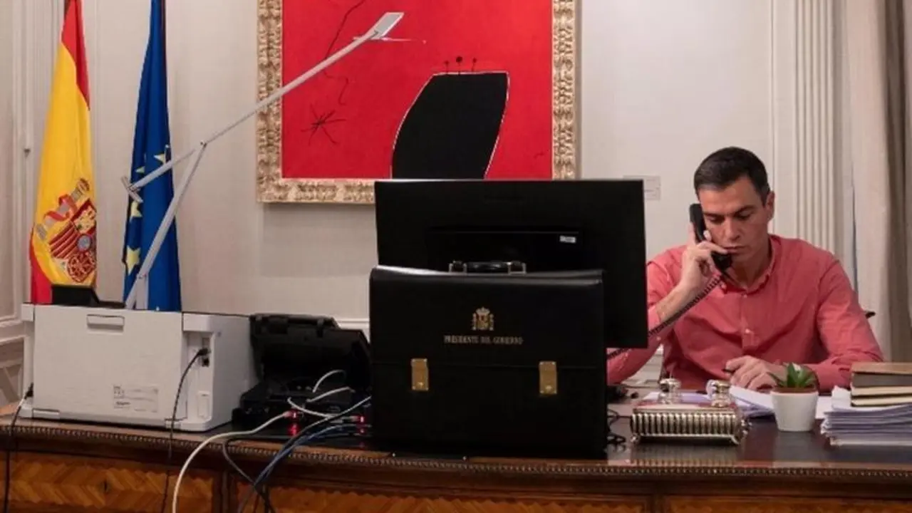 <p> El presidente del Gobierno, Pedro S&aacute;nchez al tel&eacute;fono </p>