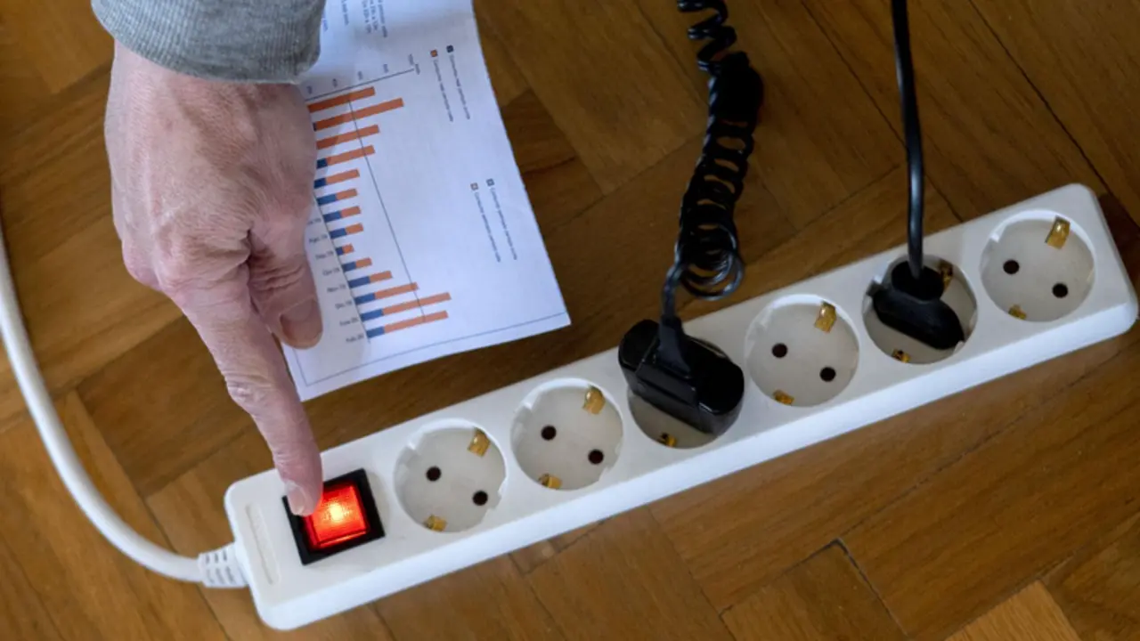 <p> Un hombre enciende una largadera con varios enchufes con una factura de luz en la mano, a 3 de enero de 2022, en Madrid, (Espa&ntilde;a). - Alberto Ortega - Europa Press </p>