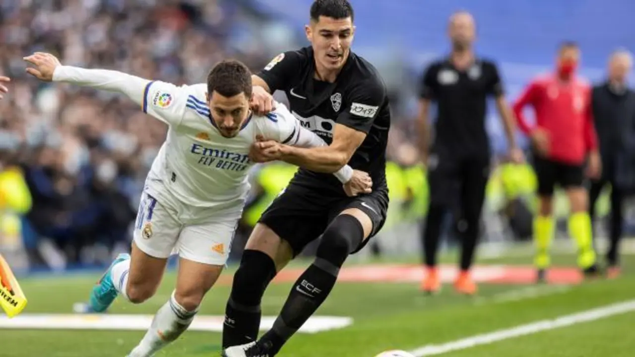 <p> Hazard en un forcejeo ante el Elche </p>