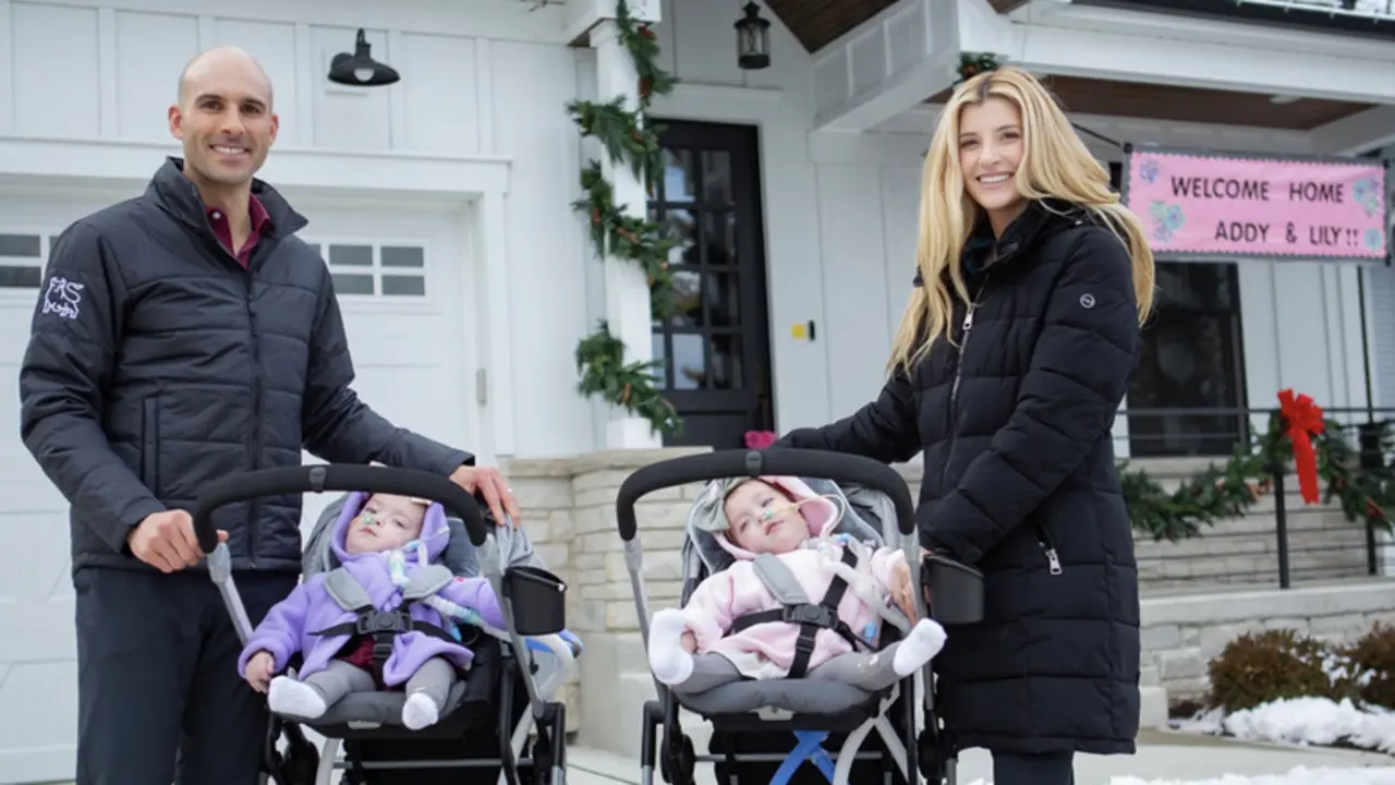 <p> Las gemelas siamesas separadas y acompa&ntilde;adas de sus padres. Fuente: Twitter @MikeSington </p>