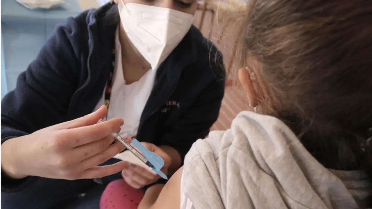 <p> Una ni&ntilde;a recibe la vacuna contra el Covid-19. - Joaqu&iacute;n Reina - Europa Press </p>