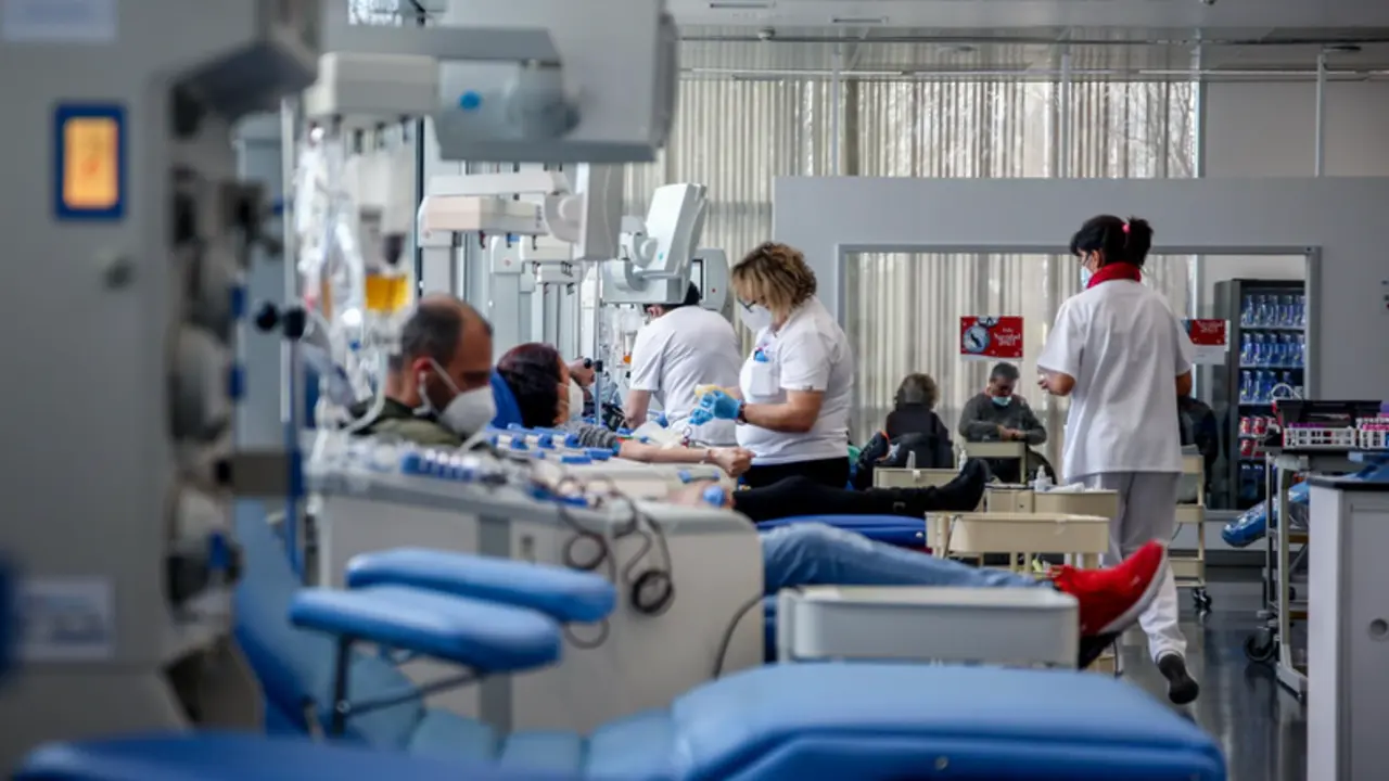 <p> Varias personas donan sangre en el centro de Transfusi&oacute;n de Valdebernardo, a 8 de enero de 2022, en Madrid (Espa&ntilde;a). - Ricardo Rubio - Europa Press </p>