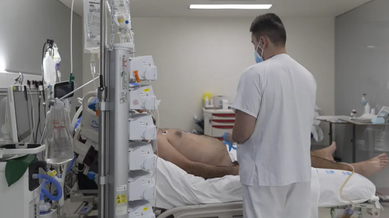 <p> Un sanitario alrededor de un paciente ingresado en la UCI del Hospital Enfermera Isabel Zendal, a 13 de enero de 2022, en Madrid (Espa&ntilde;a). - Eduardo Parra - Europa Press </p>