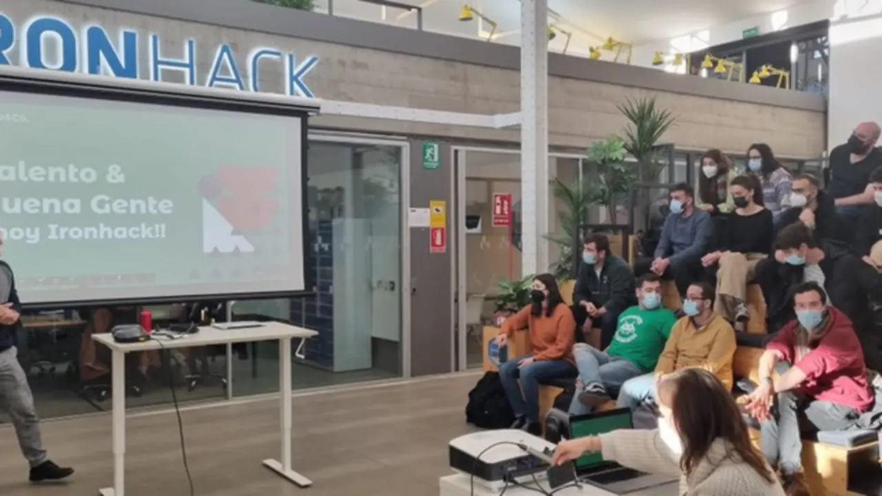 <p> Charla de Ironhack connn alumnos y j&oacute;venes. Fuente: Twitter @HechoCompany </p>