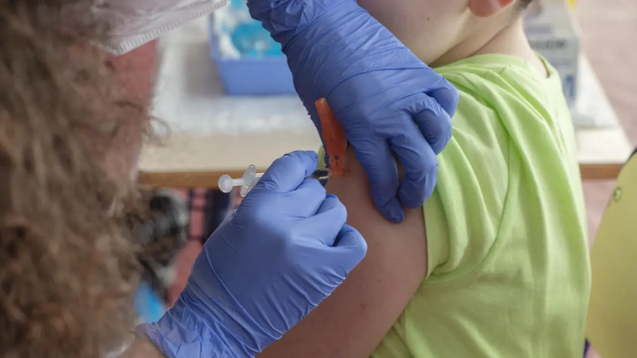<p> Un ni&ntilde;o recibe la vacuna contra el Covid-19, en el CEIP Manel Garc&iacute;a Grau, a 13 de enero de 2022, en Castell&oacute;n de la Plana, Comunidad Valenciana, (Espa&ntilde;a). - Paco Poyato - Europa Press </p>