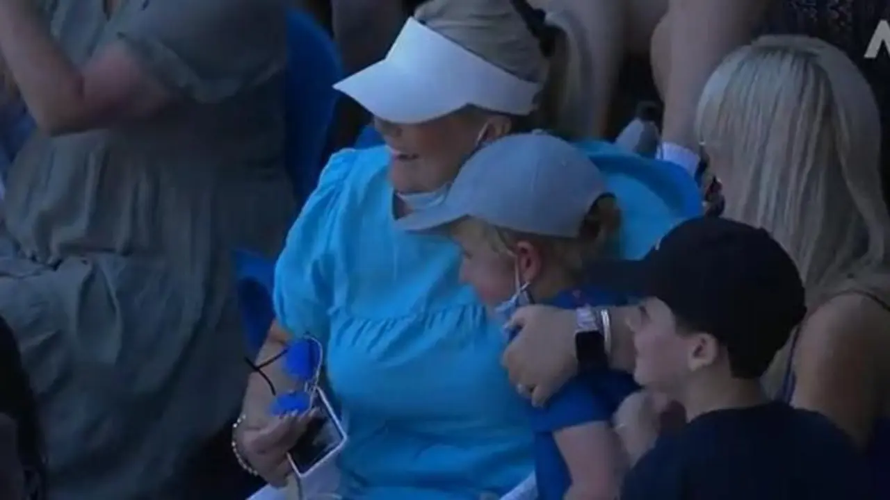 <p> Nick Kyrgios le regal&oacute; su raqueta al ni&ntilde;o. </p>