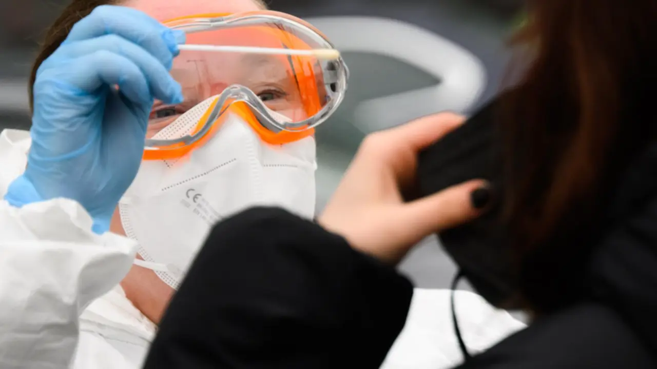 <p> 26 January 2022, Lower Saxony, Laatzen: A family doctor takes a swab sample from a person to perform PCR test coronavirus outside a doctor's office in the Hannover region. - Julian Stratenschulte/dpa </p>