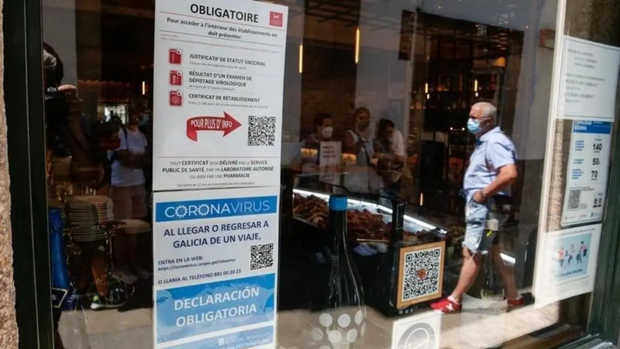<p> Carteles en diferentes idiomas de indicaciones de obligatoriedad de presentar certificados antes de acceder al interior, a 12 de agosto de 2021, en Santiago de Compostela, A Coru&ntilde;a, Galicia (Espa&ntilde;a). - C&eacute;sar Arxina - Europa Press </p>