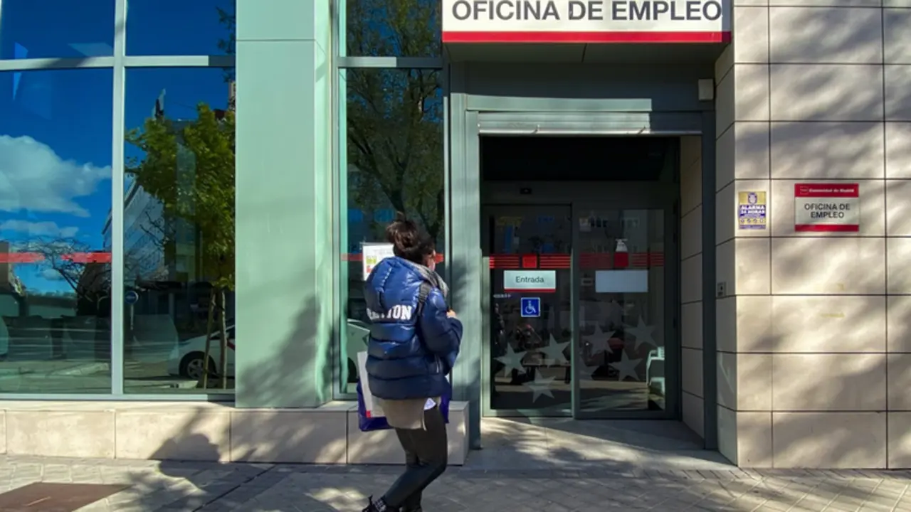 <p> Una joven a punto de entrar en una oficina de empleo - Eduardo Parra - Europa Press </p>
