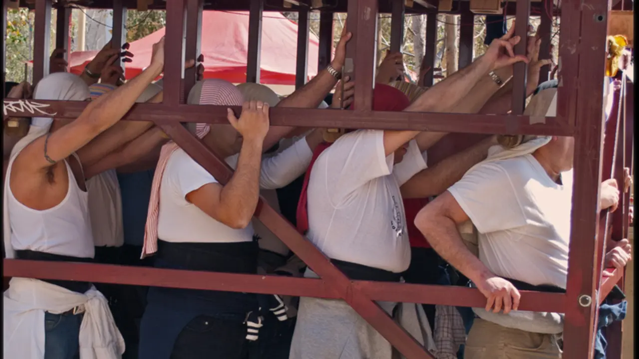 <p> Ensayo de costaleros antes de la pandemia. WIKIPEDIA </p>