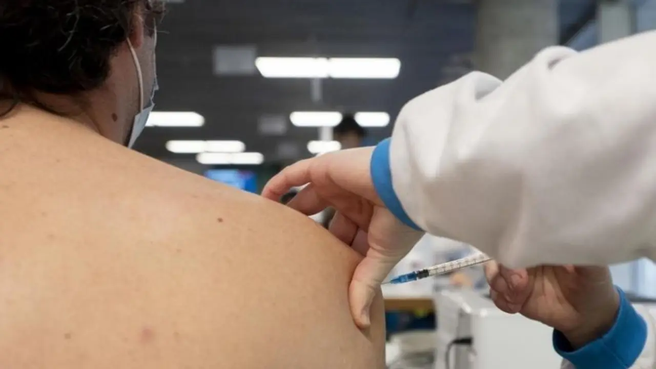 <p> La cuarta dosis de momento no es necesaria, seg&uacute;n la OMS. </p>