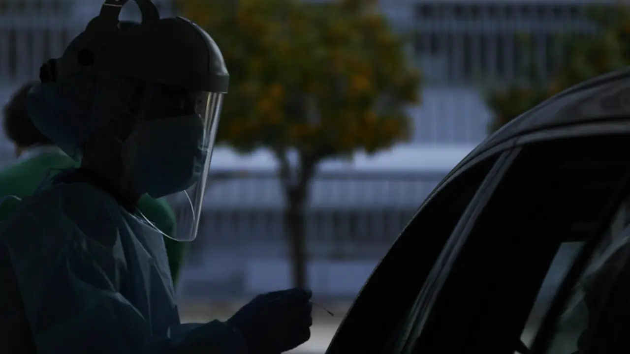 <p> Archivo - Contraluz de una sanitaria con un hisopo en la mano para realizar una prueba PCR durante la realizaci&oacute;n de PCR en el autocovid instalado en el Hospital Militar, a 28 de diciembre de 2021 en Sevilla (Andaluc&iacute;a, Espa&ntilde;a) - Joaquin Corchero - Europa Press - Archivo </p>