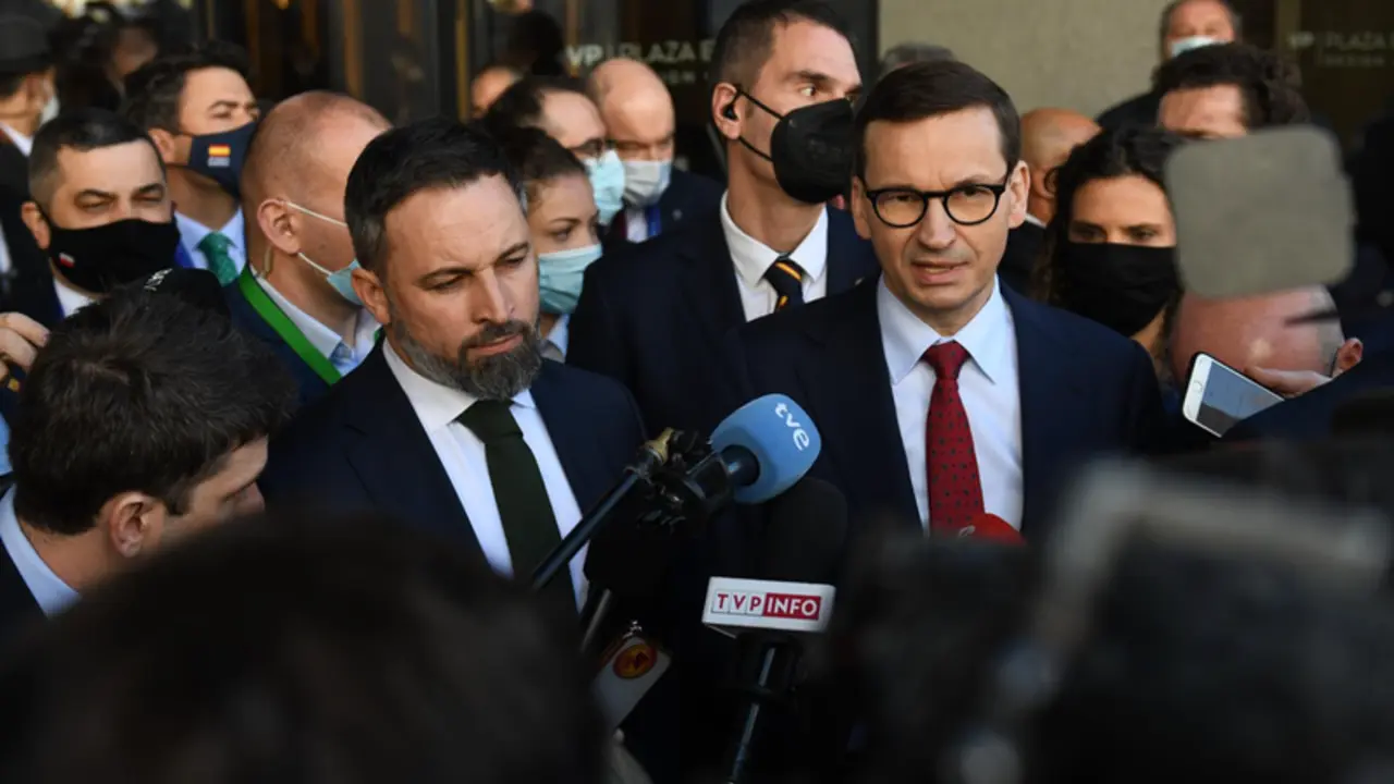 <p> El presidente de Vox, Santiago Abascal (i), y el primer ministro de Polonia, Mateusz Morawiecki (d), realizan una intervenci&oacute;n ante los medios durante la cumbre celebrada este fin de semana - Fernando S&aacute;nchez - Europa Press </p>
