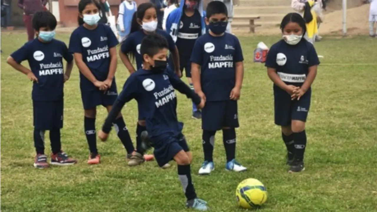 <p> Las fundaciones Real Madrid y Mapfre renuevan su colaboraci&oacute;n para impulsar proyectos sociodeportivos en el mundo </p>