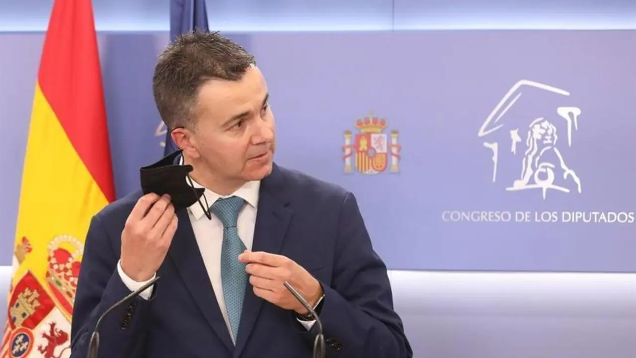 <p> El portavoz del Grupo Parlamentario Socialista, H&eacute;ctor G&oacute;mez, en una rueda de prensa durante la Junta de Portavoces, en el Congreso </p>