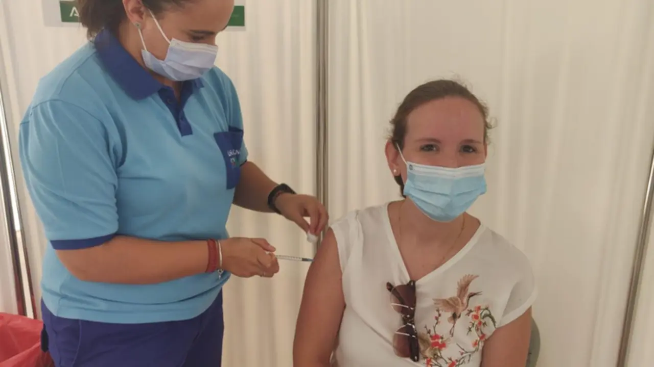 <p> Mujer siendo Vacunada </p>