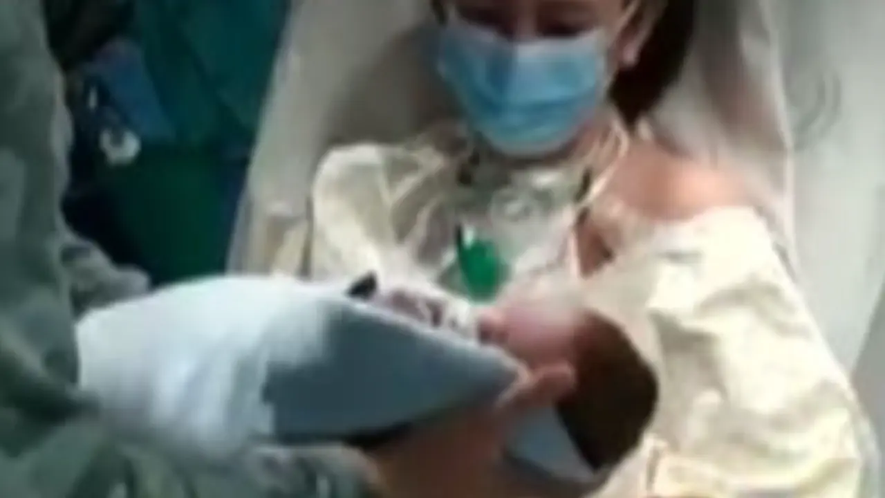 <p> Bego&ntilde;a conoce a su hijo un mes despu&eacute;s de dar a luz, ingres&oacute; en UCI por Covid </p>