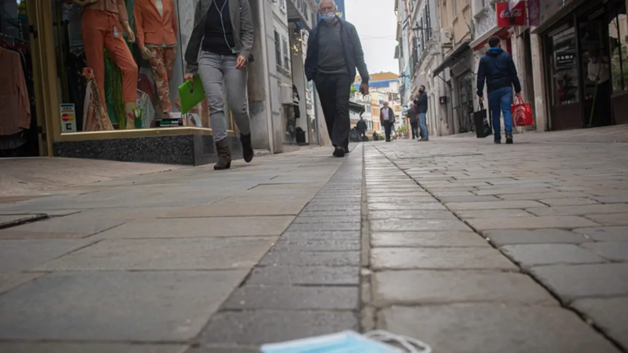 <p> rchivo - Una mascarilla tirada en el suelo en la calle Mag&iacute;n atr&eacute;vete, en Gibraltar, a 30 de marzo 2021 - Marcos Moreno - Europa Press - Archivo </p>