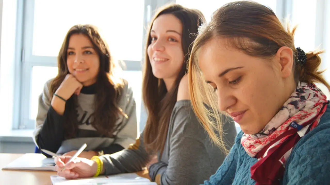 <p> Alumnas en un Centro de Idiomas. </p>