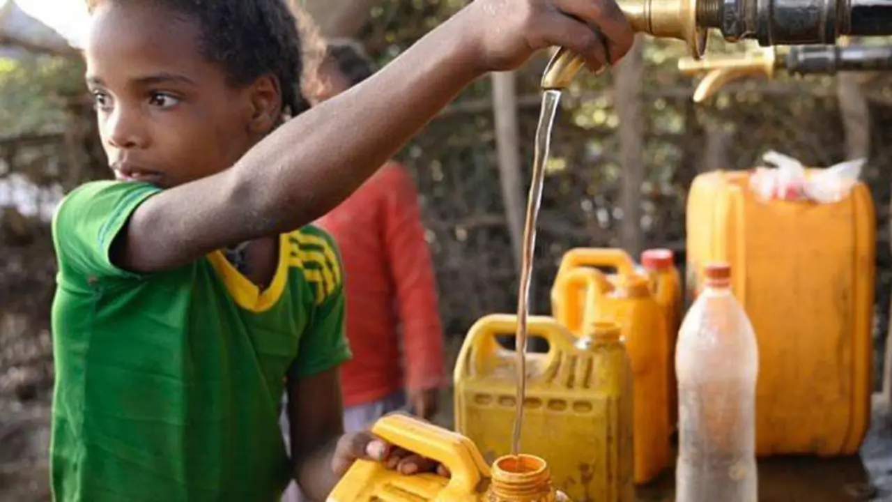 <p> Un ni&ntilde;o del pueblo de Dida, en Ziway (Etiop&iacute;a), obtiene agua potabilizada por la tecnolog&iacute;a del CSIC. / Foto: C&eacute;sar Hern&aacute;ndez </p>