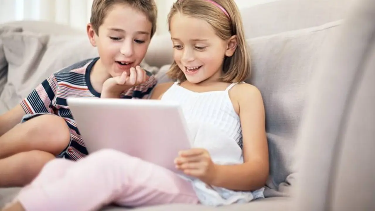 <p> Ni&ntilde;os con un dispositivo electr&oacute;nico. Imagen: Saber Vivir </p>