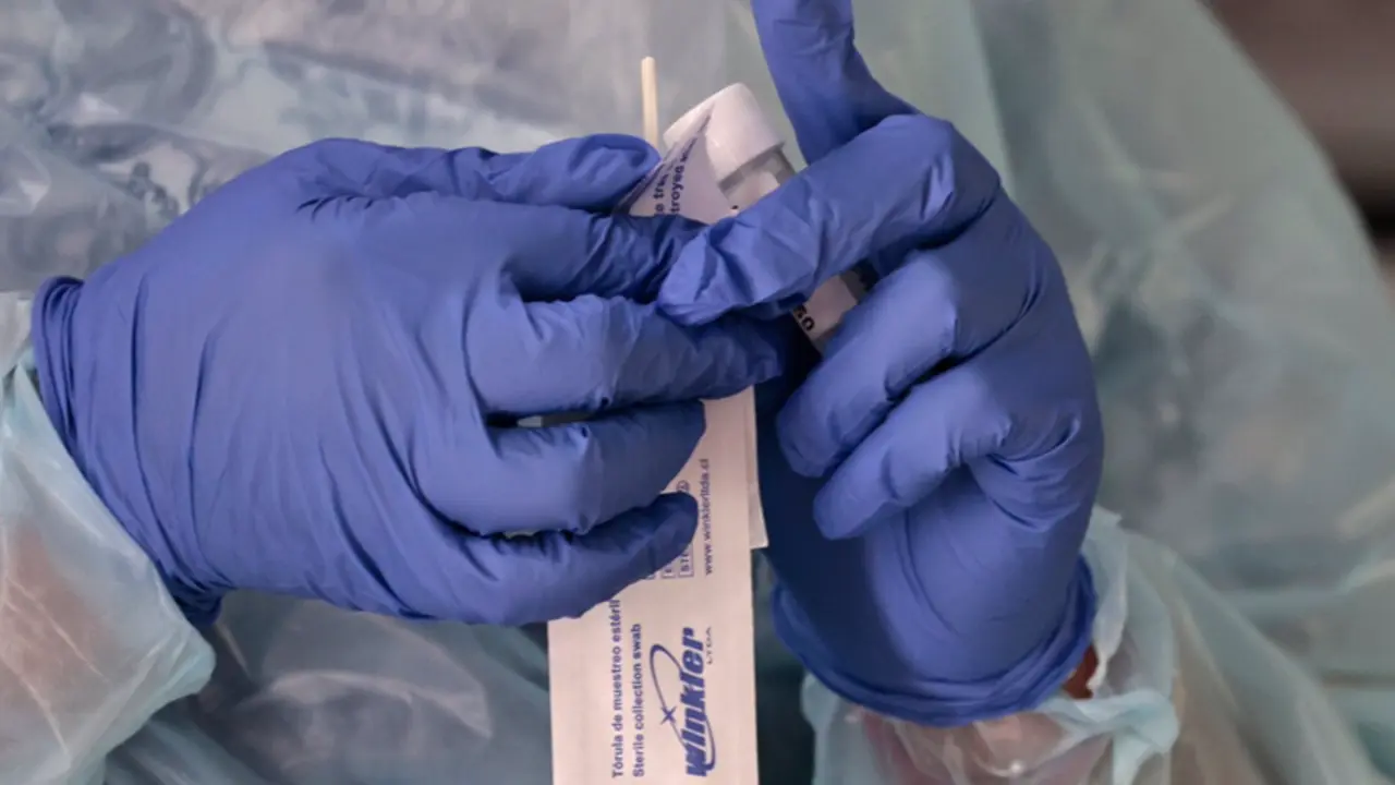<p> Test de coronavirus en Chile - KARIN POZO/AGENCIAUNO </p>