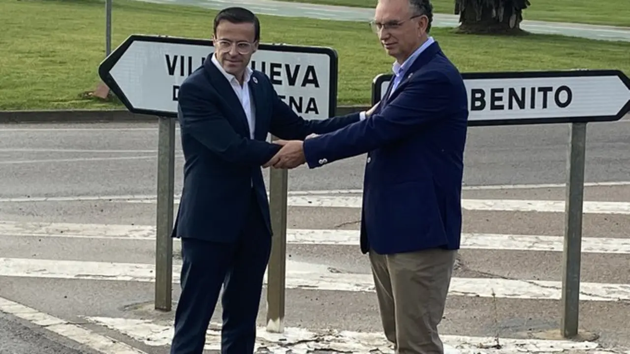 <p> Miguel &Aacute;ngel Gallardo y Jose Luis Quintana juntos y favorables a la uni&oacute;n de los municipios. Fuente: Twitter @Ayto_DonBenito </p>