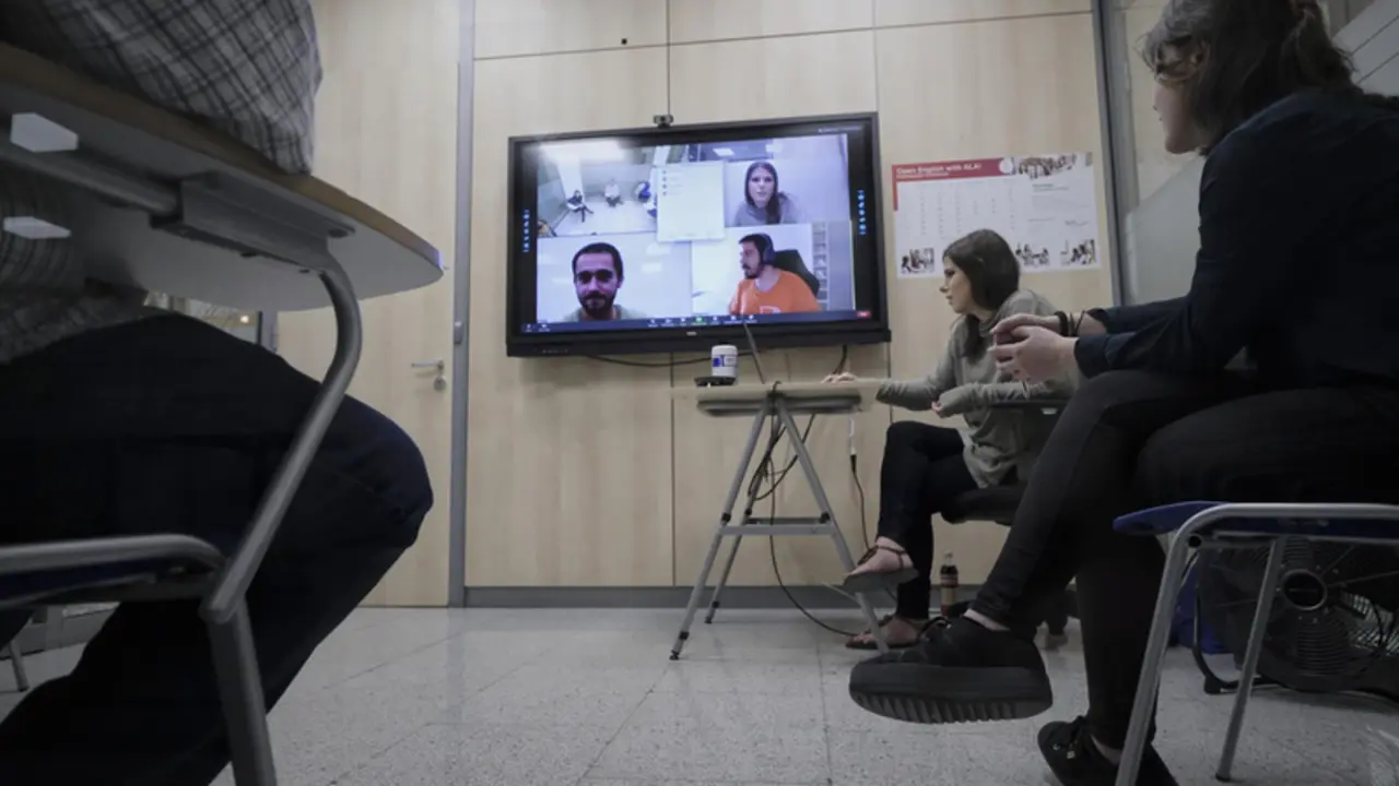 <p> Tres alumnos reciben una clase en la Academia de Ingl&eacute;s American Language Academy en Madrid - Jes&uacute;s Hell&iacute;n - Europa Press </p>