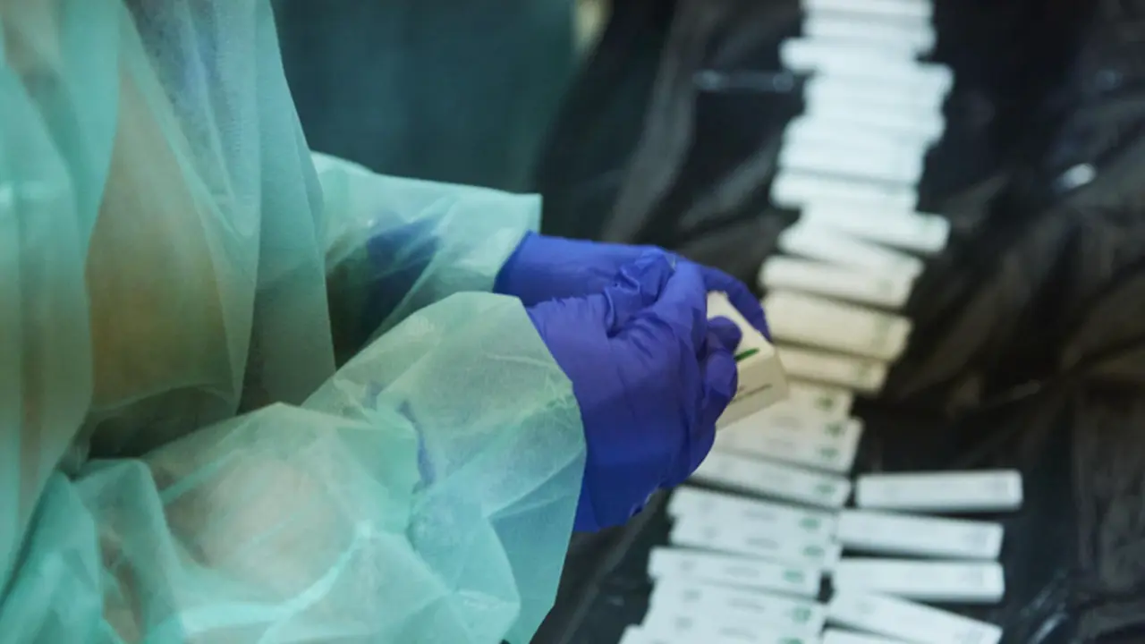 <p> Una enfermera abre un test de ant&iacute;geno para realizarle la prueba a un costalero durante el primer ensayo de costaleros de la Hermandad del Baratillo, con medidas covid-19, preparatorio a la Semana Santa de 2022, a 2 de febrero de 2022 en Sevilla. - Joaquin Corchero - Europa Press </p>