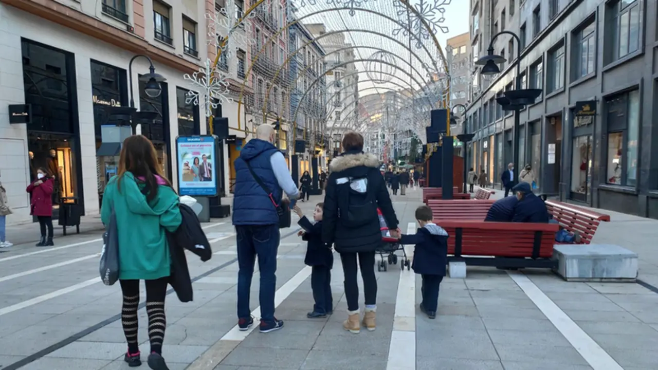 <p> Una familia con ni&ntilde;os pasea por las calles de Oviedo durante la Navidad de 2021. - EUROPA PRESS </p>