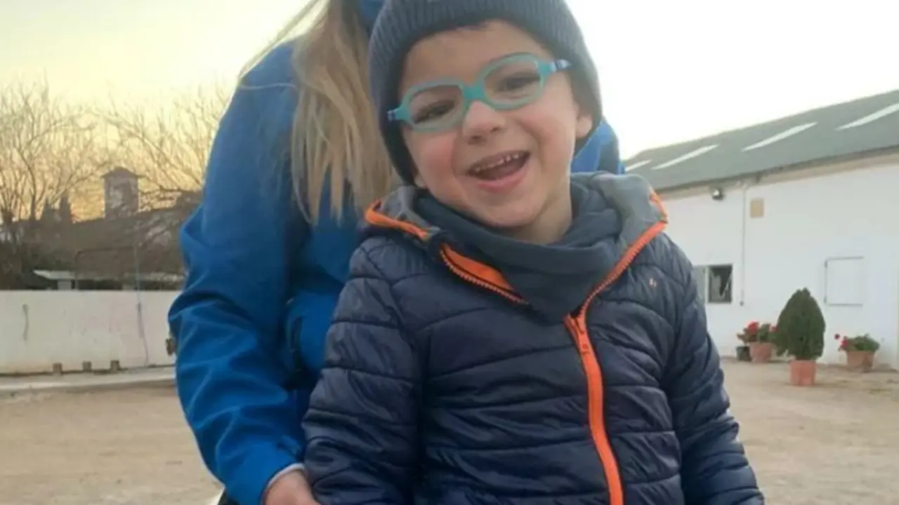 <p> Rub&eacute;n y su madre montados a caballo. Rub&eacute;n sonriendo. Fuente: Instagram @ruben_elvalienteguerrero </p>