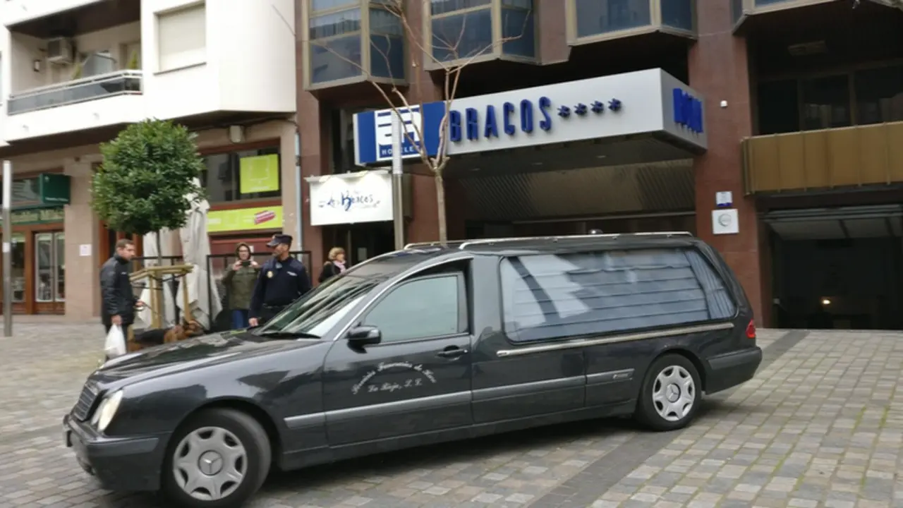 <p> Archivo - El coche de la funeraria sale con el cad&aacute;ver de la ni&ntilde;a de cinco a&ntilde;os aparecida muerta en el hotel Los Bracos de Logro&ntilde;o - EUROPA PRESS - Archivo </p>