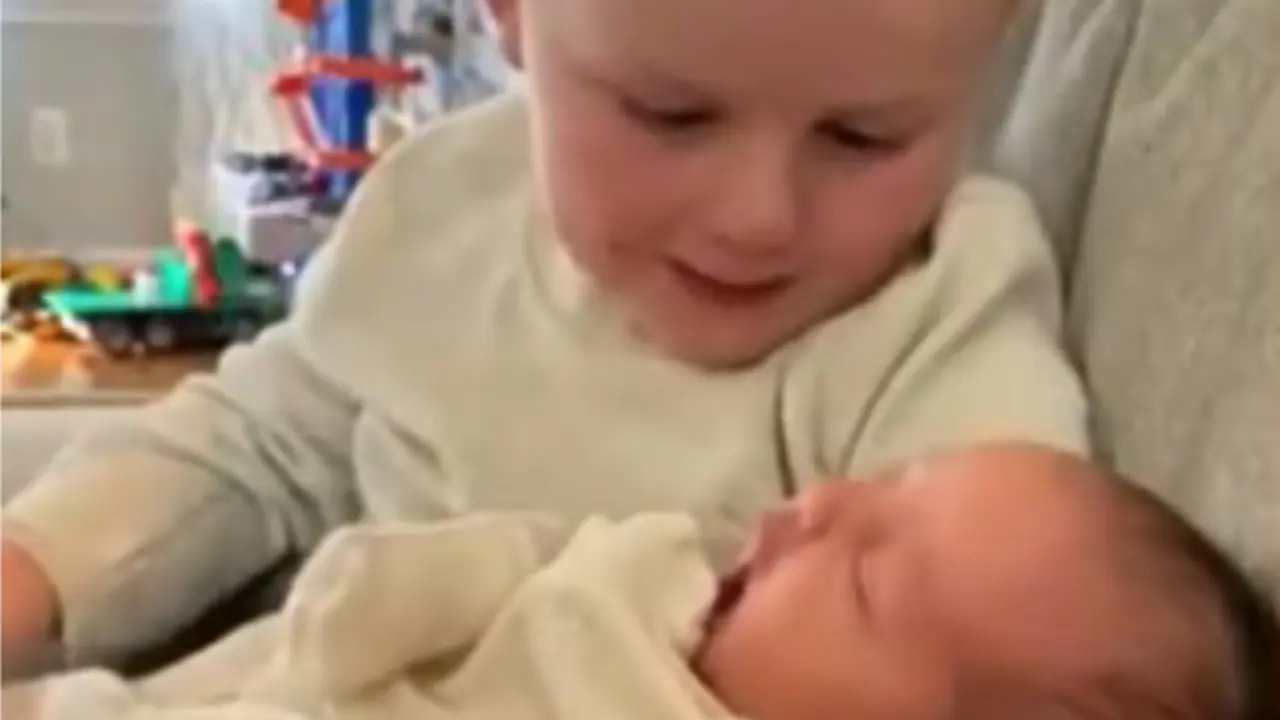 <p> La emoci&oacute;n de un ni&ntilde;o tras conocer a su hermano </p>