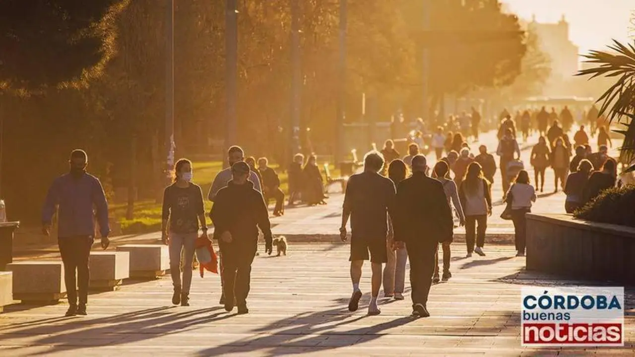 <p> Gente paseando por el Vial Norte | Jos&eacute; Le&oacute;n. </p>