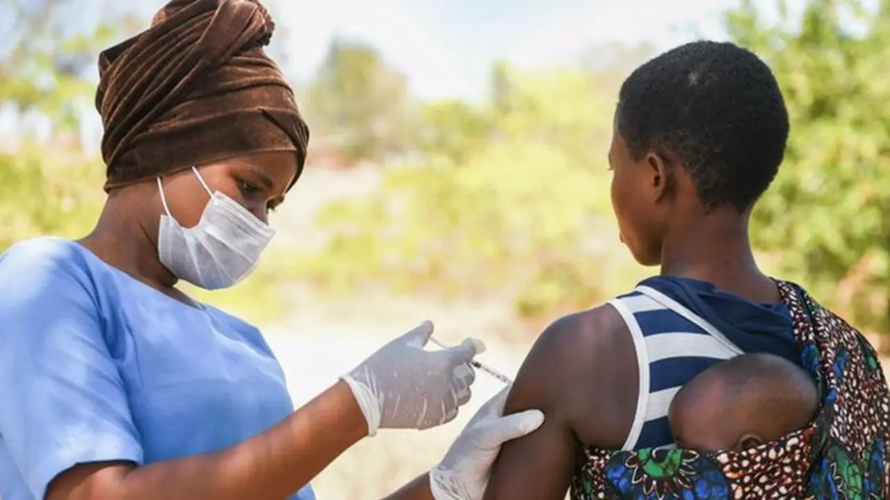 <p> Una mujer recibe la vacuna contra la COVID-19 en el distrito de Kasungo, en Malawi. - UNICEF </p>