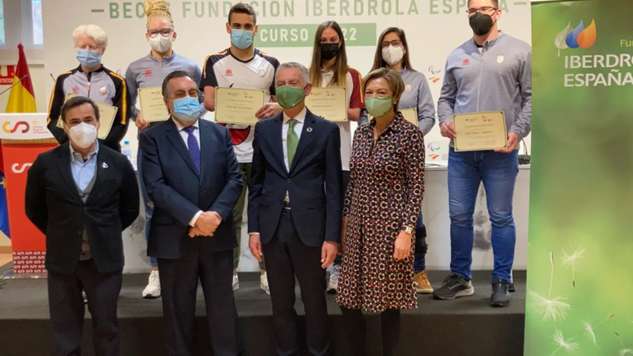 <p> Las &lsquo;Becas Fundaci&oacute;n Iberdrola Espa&ntilde;a&rsquo;, cuya entrega se realiz&oacute; este mi&eacute;rcoles en Madrid, har&aacute;n posible que catorce deportistas paral&iacute;mpicos prosigan sus estudios universitarios en el curso 2021-2022. Al acto de concesi&oacute;n, celebrado en la Sala Samaranch del Consejo Superior de Deportes, asistieron Fernando Garc&iacute;a, presidente de la Fundaci&oacute;n Iberdrola Espa&ntilde;a, Miguel Carballeda, presidente del Comit&eacute; Paral&iacute;mpico Espa&ntilde;ol, y la mayor&iacute;a de los deportistas beneficiarios, ya fuese de forma f&iacute;sica o virtual.<br>Durante su intervenci&oacute;n, Fernando Garc&iacute;a se&ntilde;al&oacute; que &ldquo;para nosotros lo importante son las personas y nos centramos en ello. Vosotros sois un ejemplo a seguir, como profesionales y como personas, y nosotros ponemos nuestra aportaci&oacute;n para que pod&aacute;is conseguir vuestro objetivo en cuanto al nivel acad&eacute;mico se refiere. Queremos daros las gracias por el ejemplo que supon&eacute;is para la sociedad, por vuestro esfuerzo, sacrificio, esp&iacute;ritu de superaci&oacute;n e ilusi&oacute;n&rdquo;.<br>Por su parte, Miguel Carballeda agradeci&oacute; &ldquo;el enorme compromiso social de la Fundaci&oacute;n Iberdrola con el Comit&eacute; Paral&iacute;mpico Espa&ntilde;ol y sus deportistas. Nos ayudan a cuidar del futuro de todos ellos m&aacute;s all&aacute; de su trayectoria deportiva. M&aacute;s de medio centenar de nuestros atletas se han beneficiado de estas becas para cursar unos estudios que les facilitar&aacute; la incorporaci&oacute;n al mercado laboral. Iberdrola y su Fundaci&oacute;n se preocupan por el futuro de los nuestros y eso es para estarles tremendamente agradecidos&rdquo;.<br>En representaci&oacute;n de los deportistas becados intervino Marta Arce, quien declar&oacute; que &ldquo;Iberdrola nos ha apoyado siempre, especialmente a las mujeres, y en el caso de la Fundaci&oacute;n es fundamental su apoyo, ya que nos ayuda a crecer de forma integral, no solo ahora sino para el futuro. Por nuestra implicaci&oacute;n deportiva necesitamos ese impulso hacia una formaci&oacute;n que nos ayude a reconducir nuestra carrera al finalizar nuestra trayectoria deportiva, y ah&iacute; est&aacute; la Fundaci&oacute;n Iberdrola&rdquo;.<br>Tal y como acord&oacute; la comisi&oacute;n de seguimiento del convenio de colaboraci&oacute;n entre ambas entidades, en este curso dos deportistas recibir&aacute;n la beca completa, mientras que otros doce compartir&aacute;n la cuant&iacute;a.<br>Los beneficiarios de las &lsquo;Becas Fundaci&oacute;n Iberdrola Espa&ntilde;a&rsquo; 2021-2022 por importe de 5.000 euros son:<br>Mart&iacute;n de la Puente. Jugador vigu&eacute;s de tenis en silla de ruedas, ganador de varios torneos internacionales en 2021, as&iacute; como el Campeonato de Espa&ntilde;a y flamante diploma en los Juegos de Tokio en la modalidad de dobles. Concesi&oacute;n de beca para continuar con sus estudios de Grado de Administraci&oacute;n y Direcci&oacute;n de Empresa en la Universidad Oberta de Catalu&ntilde;a.<br>&Oacute;scar Salguero. Nadador barcelon&eacute;s con discapacidad f&iacute;sica y subcampe&oacute;n paral&iacute;mpico de los 100 metros braza en los Juegos de Tokio 2020. Renovaci&oacute;n de la beca para continuar los estudios de Medicina en la Universitat Aut&ograve;noma de Barcelona.<br>Adem&aacute;s, recibir&aacute;n becas de cuant&iacute;a menor los siguientes deportistas:<br>Mar&iacute;a Delgado. Nadadora zaragozana con discapacidad visual y medallista en los Europeos de Funchal 2021, as&iacute; como diploma en los Juegos Paral&iacute;mpicos de Tokio. Renovaci&oacute;n de una beca por importe de 2.500 euros para la finalizaci&oacute;n del M&aacute;ster de Alto Rendimiento COE / UCAM.<br>Marta Arce. Judoca con discapacidad visual, triple medallista en unos Juegos Paral&iacute;mpicos y diploma en los &uacute;ltimos celebrados en Tokio. Concesi&oacute;n de beca de 2.500 euros para sus estudios en Grado en Educaci&oacute;n Social en la Universidad Nacional de Educaci&oacute;n a Distancia<br>H&eacute;ctor Cabrera. Atleta valenciano con discapacidad visual y medallista de bronce en lanzamiento de jabalina en los Juegos Paral&iacute;mpicos de Tokio 2020. Concesi&oacute;n de beca de 2.500 euros para sus estudios en el Grado en Educaci&oacute;n Primaria en la Universidad Cat&oacute;lica de Murcia.<br>Sarai Gasc&oacute;n. Nadadora catalana con discapacidad f&iacute;sica, doble medallista (plata y bronce) en los Juegos Paral&iacute;mpicos de Tokio 2020. Concesi&oacute;n de beca de 2.500 euros para sus estudios en el Grado Educaci&oacute;n Primaria Universidad Cat&oacute;lica de Murcia.<br>Adiaratou Iglesias. Atleta con discapacidad visual, actual campeona paral&iacute;mpica de los 400 metros y subcampeona en los 100 de los Juegos de Tokio 2020. Concesi&oacute;n de beca de 2.500 euros para sus estudios en el Grado en Fisioterapia en la Universidad Aut&oacute;noma de Madrid.<br>Miriam Mart&iacute;nez. Atleta valenciana con par&aacute;lisis cerebral, subcampeona paral&iacute;mpica en los Juegos de Tokio 2020 en la prueba de lanzamiento de peso. Concesi&oacute;n de beca de 2.500 euros para sus estudios en Terapia Ocupacional en la Universidad Cat&oacute;lica de Murcia.<br>Ignacio Ortega. Deportista con discapacidad f&iacute;sica, integrante de la selecci&oacute;n espa&ntilde;ola de baloncesto en silla de ruedas, cuarta clasificada en los pasados Juegos de Tokio. Concesi&oacute;n de beca de 2.500 euros para su continuaci&oacute;n del Grado en Relaciones Internacionales en la Universidad de Alabama.<br>Desir&eacute;e Vila. Atleta gallega con discapacidad f&iacute;sica, especialista en pruebas de velocidad y salto de longitud, finalista en los pasados Juegos de Tokio 2020. Concesi&oacute;n de beca de 2.500 euros para su continuaci&oacute;n del Grado Relaciones Internacionales en la Universidad Rey Juan Carlos.<br>Alejandro Rojas. Nadador canario con par&aacute;lisis cerebral, ganador de un diploma en los Juegos Paral&iacute;mpicos de Tokio. Se le concede beca de estudios por importe de 1.500 euros para sufragar la matr&iacute;cula del Grado de Educaci&oacute;n Primaria en la Universidad de Las Palmas de Gran Canarias.<br>Iv&aacute;n Cano. Atleta alicantino con discapacidad visual, subcampe&oacute;n paral&iacute;mpico en los Juegos de Tokio 2020 en salto de longitud. Renovaci&oacute;n de una beca por importe de 1.250 euros como continuidad del curso anterior en la realizaci&oacute;n de las pr&aacute;cticas externas y el TFG en el Grado en Ingenier&iacute;a en sonido e Imagen en Telecomunicaci&oacute;n en la Universidad de Alicante.<br>Noel Infante. Gu&iacute;a del ciclista ciego Cristian Venge, con quien logr&oacute; la medalla de bronce en los pasados Juegos de Tokio. Se concede una beca de 1.250 euros para sufragar parte de los gastos del M&aacute;ster Propio en Entrenamiento y Competici&oacute;n en Ciclismo en la Universidad Cat&oacute;lica de Valencia.<br>Luis Molina. Gu&iacute;a del triatleta ciego Jos&eacute; Luis Garc&iacute;a &lsquo;Jota&rsquo;. Concesi&oacute;n de una beca por importe de 1.000 euros como renovaci&oacute;n de la beca del curso anterior y poder sufragar as&iacute; parte de los gastos de la matr&iacute;cula para la finalizaci&oacute;n del M&aacute;ster Universitario en Profesor de Educaci&oacute;n Secundaria Obligatoria y Bachillerato, Formaci&oacute;n Profesional y Ense&ntilde;anzas de Idiomas en la Escuela de Posgrado y Formaci&oacute;n Permanente de la Universidad Francisco de Vitoria<br>Las &lsquo;Becas Fundaci&oacute;n Iberdrola Espa&ntilde;a&rsquo; van dirigidas a deportistas beneficiarios del Plan ADOP que est&eacute;n cursando estudios universitarios, con el fin de facilitar su capacitaci&oacute;n profesional de cara a la integraci&oacute;n laboral, una vez finalizada su vida deportiva. La cuant&iacute;a oscila entre los 5.000 y los 1.250 euros, en funci&oacute;n del n&uacute;mero total de cr&eacute;ditos matriculados en el curso acad&eacute;mico.<br>Para acceder a dichas ayudas, los deportistas deben ser beneficiarios del Plan ADOP. Tienen prioridad quienes hayan disfrutado de la beca en el curso acad&eacute;mico anterior, siempre y cuando su calificaci&oacute;n media sea igual o superior al 5,5. En caso de igualdad de condiciones entre dos candidatos, se da preferencia a quien est&eacute; matriculado en el curso m&aacute;s avanzado y, en &uacute;ltima instancia, prima el que presente mejor expediente acad&eacute;mico. </p>