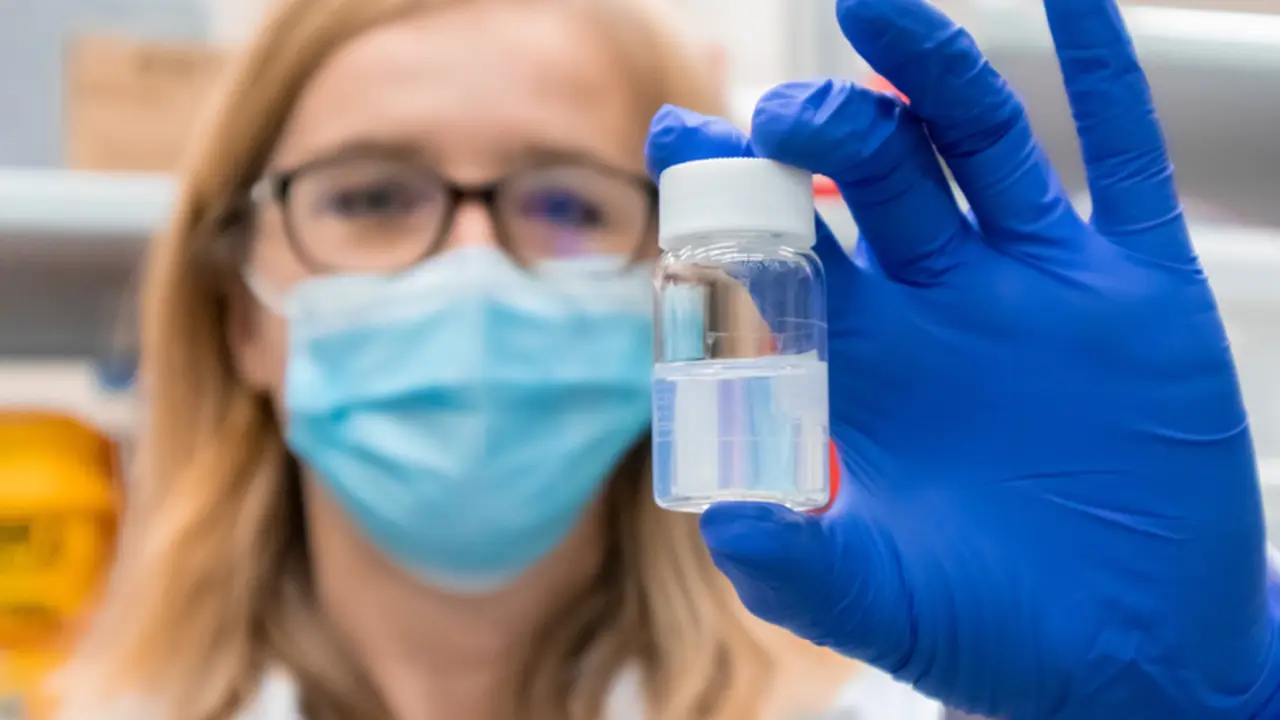 <p> La investigadora del ICMAB Mariana K&ouml;ber, con una muestra de nanoves&iacute;culas. / ICMAB </p>