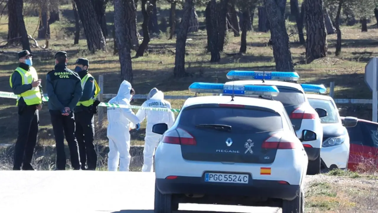 <p> Los agentes de la Guardia Civil trabajan en el lugar donde se ha encontrado el cuerpo - CLAUDIA ALBA </p>
