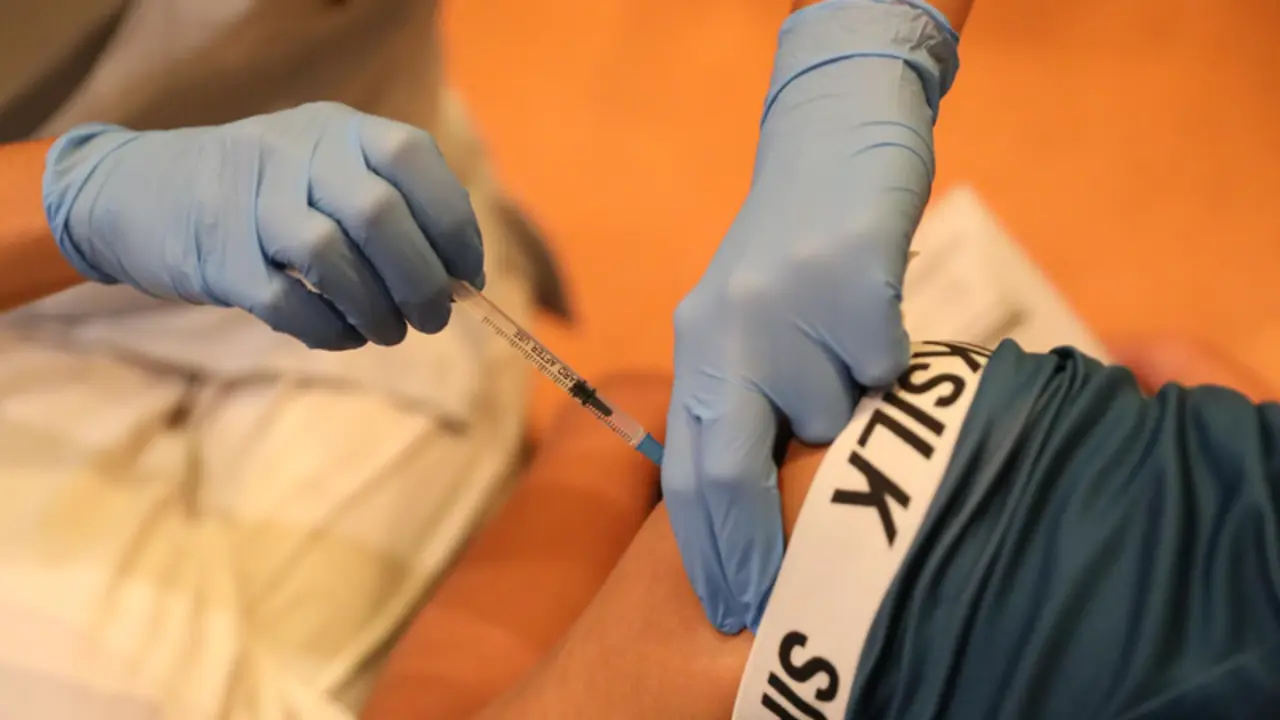 <p> Archivo - Una sanitaria vacuna a una persona contra el coronavirus con una dosis de Pfizer. - Isabel Infantes - Europa Press - Archivo </p>