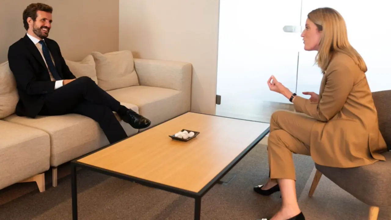 <p> El l&iacute;der del PP, Pablo Casado, con la nueva presidenta del Parlamento Europeo, Roberta Metsola, en una reuni&oacute;n bilateral que mantuvieron en octubre de 2021 en Bruselas. - DAVID MUDARRA (PP) </p>