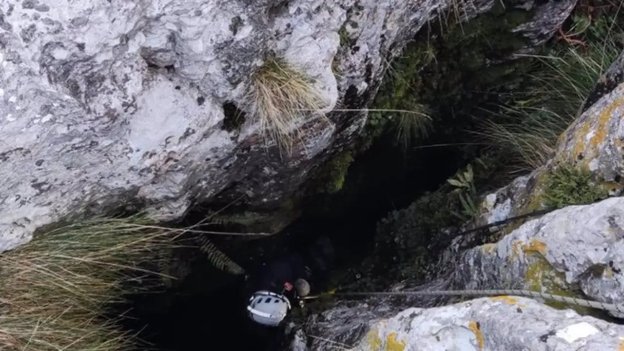 <p> Rescatan a un perro que hab&iacute;a ca&iacute;do por una grieta a 30 metros de profundidad en Soba (Santander) </p>