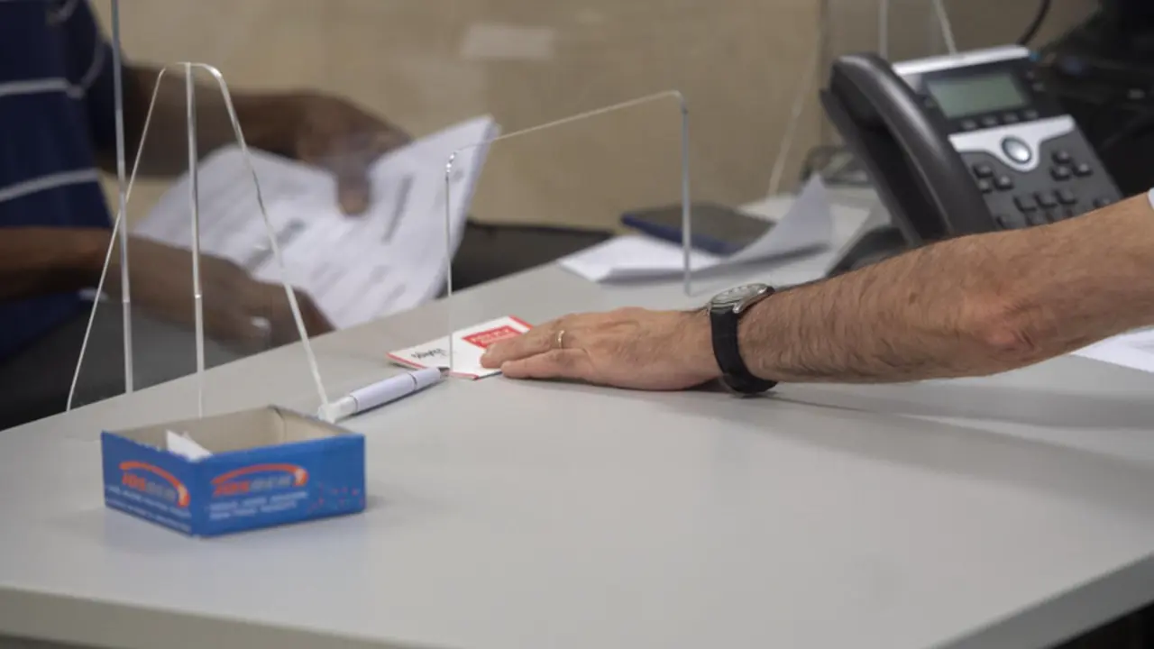 <p> Archivo - Un empleado atiende a una persona en su puesto de trabajo de una oficina de Hacienda - Alberto Ortega - Europa Press - Archivo </p>