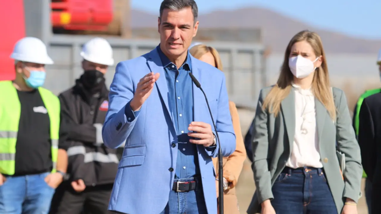<p> Pedro S&aacute;nchez en su visita a Cardial SL en N&iacute;jar (Almer&iacute;a) - RAFA GONZ&Aacute;LEZ-EUROPA PRESS </p>