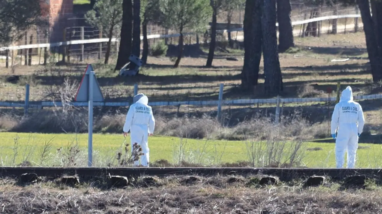 <p> Agentes de la Guardia Civil en el lugar donde se ha encontrado el cad&aacute;ver de Esther L&oacute;pez de la Rosa. - CLAUDIA ALBA /EUROPA PRESS </p>