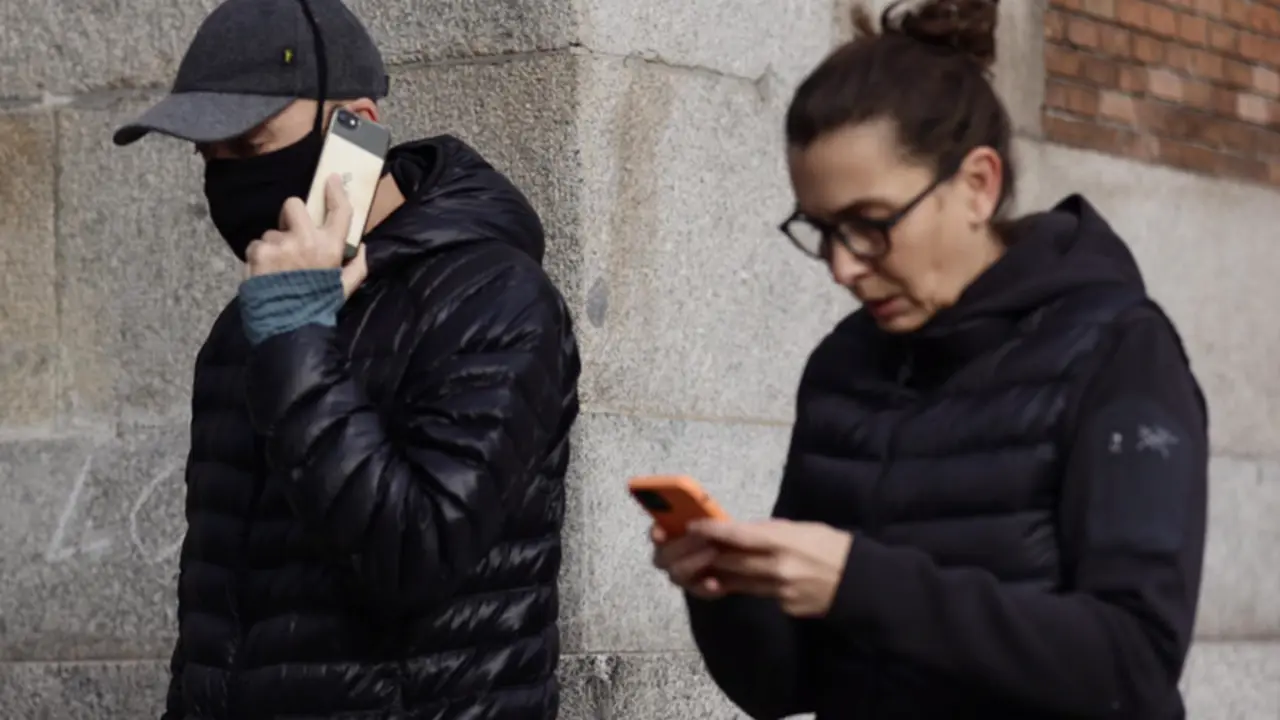 <p> Un hombre camina con mascarilla y una mujer sin mascarilla, a 4 de febrero de 2022, en Madrid (Espa&ntilde;a). - Eduardo Parra - Europa Press </p>