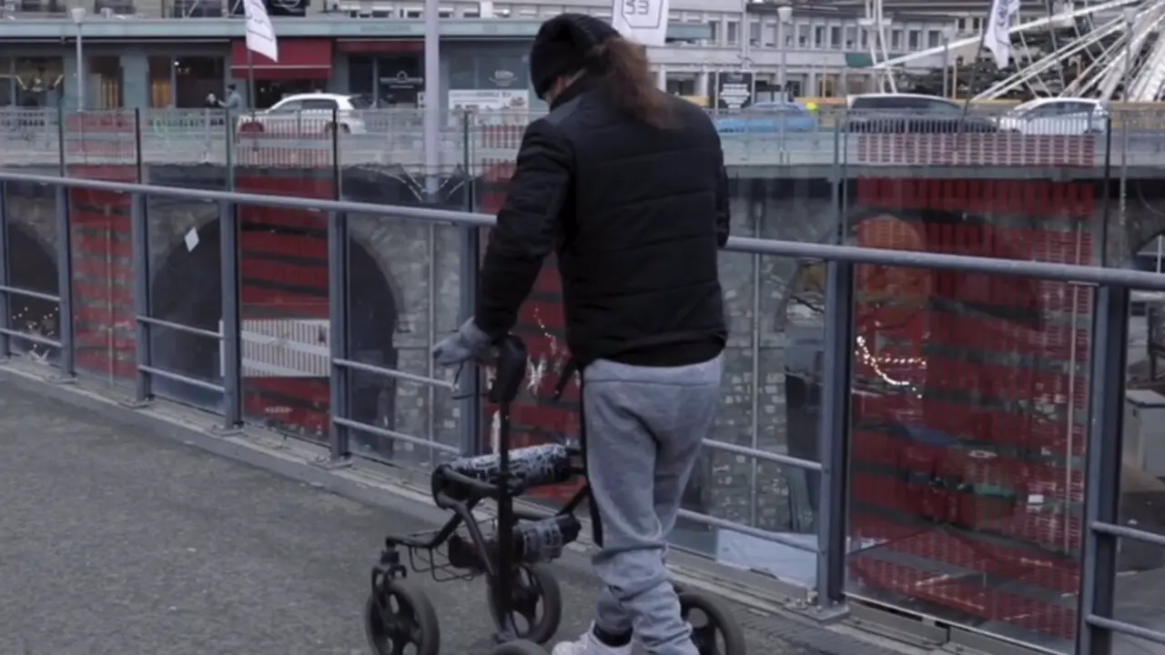<p> Uno de los pacientes, Michel Roccati, anda junto a su andador gracias a este avance. - ESCUELA POLIT&Eacute;CNICA FEDERAL DE LAUSANA </p>