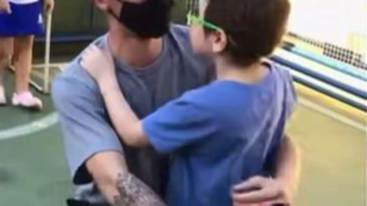 <p> Profe de educaci&oacute;n f&iacute;sica ayuda a su alumno discapacitado </p>