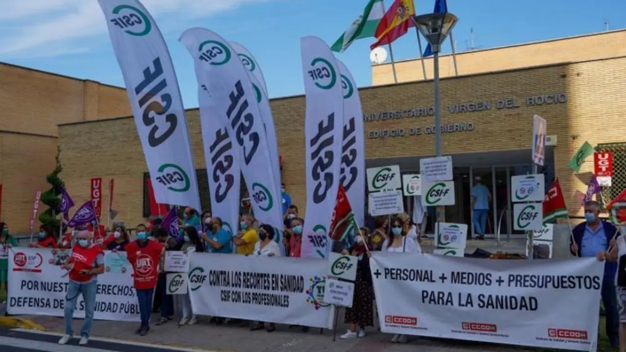 <p> Concentraci&oacute;n convocada por los sindicatos CCOO, UGT y CSIF con motivo del despido de 8.000 sanitarios en el Hospital Virgen del Roc&iacute;o a 21 de octubre 2021 </p>