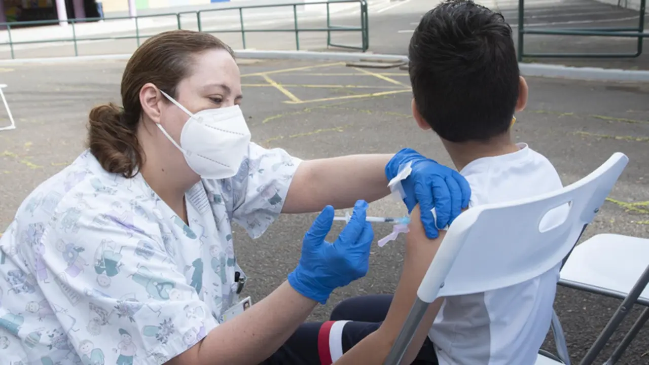 <p> Un ni&ntilde;o es vacunado en el CEIP T&iacute;ncer de Santa Cruz de Tenerife, a 4 de febrero de 2022, en Santa Cruz de Tenerife, Tenerife, Islas Canarias (Espa&ntilde;a). - Europa Press </p>