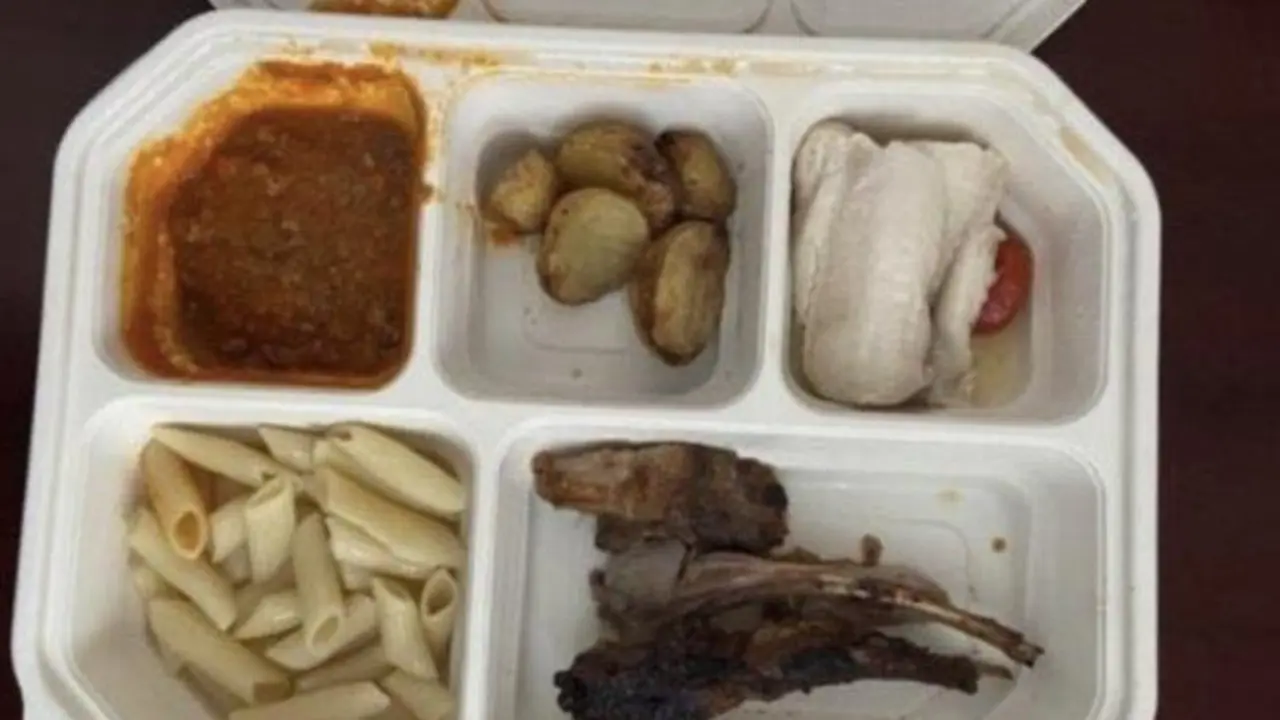 <p> El raqu&iacute;tico men&uacute; con el que serv&iacute;an a los atletas en cuarentena </p>